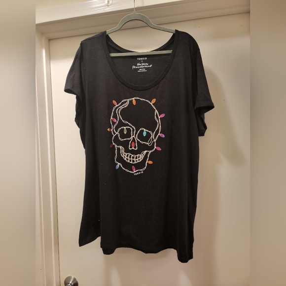 Torrid black Skull Christmas lights T-shirt - Picture 2 of 3